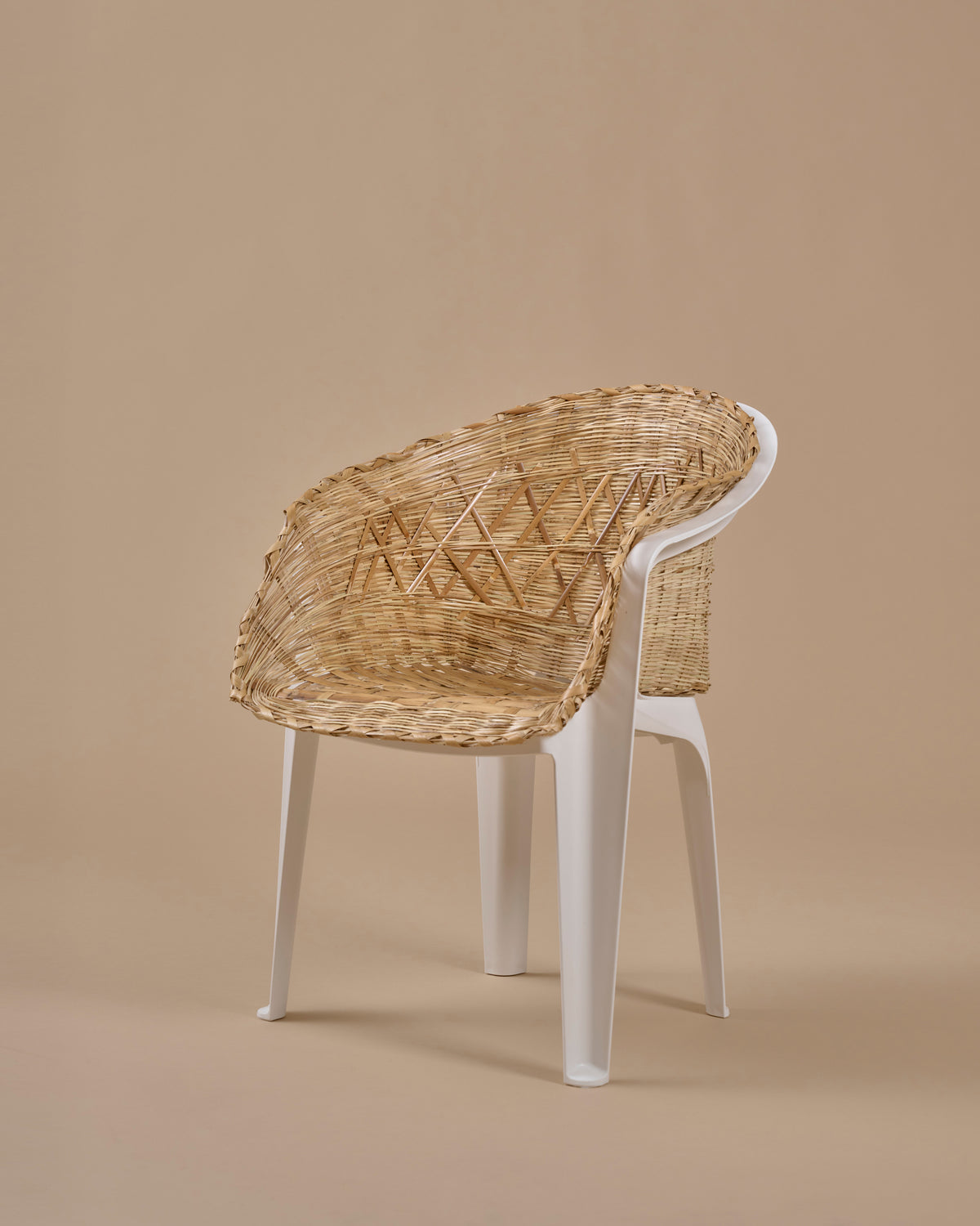 PRESENTING THE ADRIÁN CHAIR BY MANUEL RAEDER