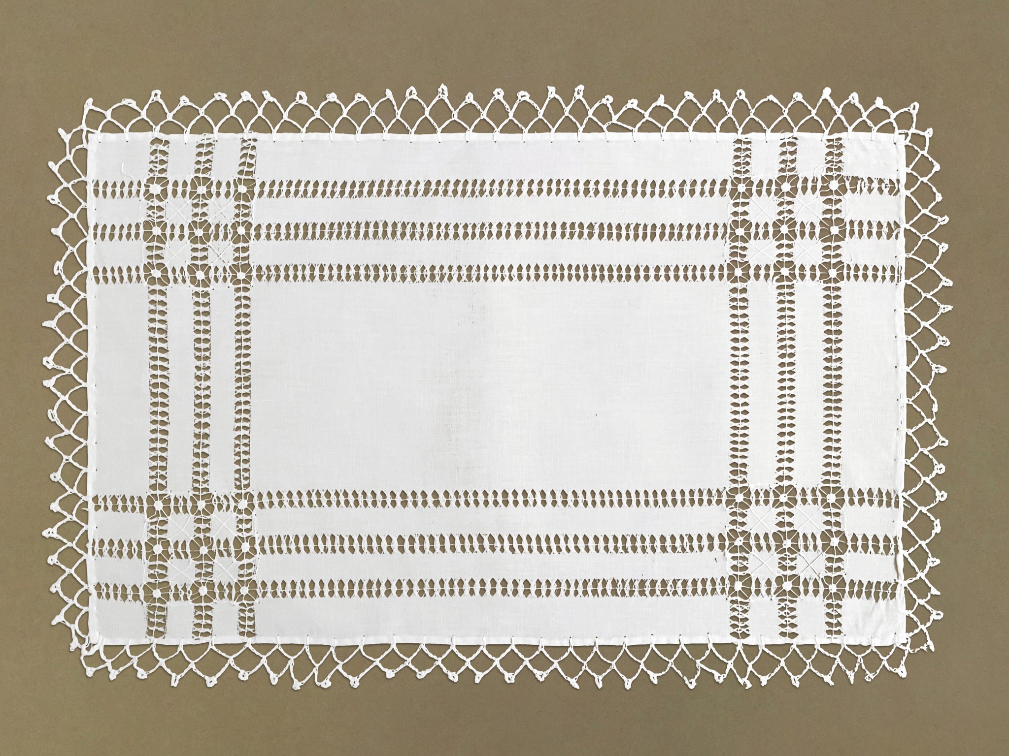 Dorothéa's Embroidered Place Setting - Medium
